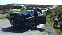Bilen fikk betydelige skader etter utforkjøringa på Frøya. (Foto: Petter Vidar Vågsvær) Bilen fikk betydelige skader etter utforkjøringa på Frøya. (Foto: Petter Vidar Vågsvær)