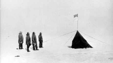 Retusjert bilde av Roald Amundsen på Sydpolen i 1911 (Foto: SCANPIX/Arkiv) Retusjert bilde av Roald Amundsen på Sydpolen i 1911 (Foto: SCANPIX/Arkiv)