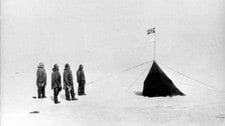 Retusjert bilde av Roald Amundsen på Sydpolen i 1911 (Foto: SCANPIX/Arkiv)