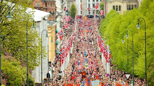 Menneskemengde 17. mai (Foto: Varfjell, Fredrik/NTB scanpix) Menneskemengde 17. mai (Foto: Varfjell, Fredrik/NTB scanpix)