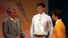 Knut Bjørnsen med to av 'Kvitt eller dobbelt'-deltakerne i 1990. (Foto: Moen, Jørn H./SCANPIX)