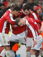 Arsenal jubler etter å ha inntatt tabelltoppen (Foto: Sang Tan/Scanpix/AP)