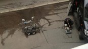 Slik lette bombegruppa - Politiets bombegruppe undersøker en bag som ble funnet utenfor Finansdepartementet med en robot.