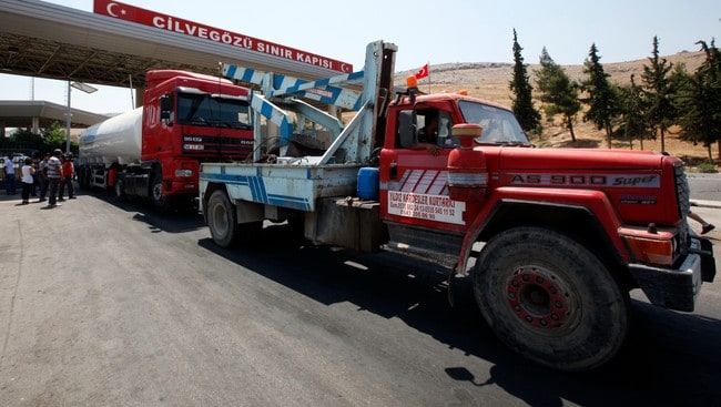 Tyrkiske lastebilar blei plyndra (Foto: UMIT BEKTAS/Reuters) Tyrkiske lastebilar blei plyndra (Foto: UMIT BEKTAS/Reuters)