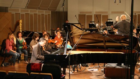 Pianosolist Helge Kjekshus øver med Kringkastingsorkestret (Foto: John Fullmann/NRK) Pianosolist Helge Kjekshus øver med Kringkastingsorkestret (Foto: John Fullmann/NRK)
