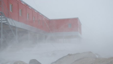 Storm på Troll (Foto: Jan-Gunnar Winther/Norsk polarinstitutt) Storm på Troll (Foto: Jan-Gunnar Winther/Norsk polarinstitutt)