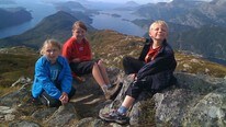 Birte, Marte og Lars på Hatlesetnipa (Foto: Mai Sigrind Teigen)