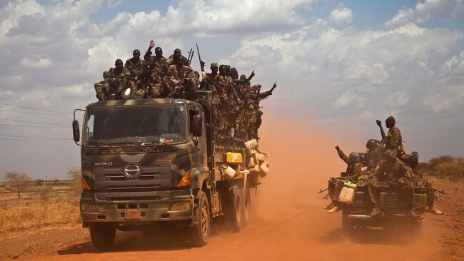 SPLA-tropper på vei fra Bentiu til Heglig (Foto: ADRIANE OHANESIAN/Afp) SPLA-tropper på vei fra Bentiu til Heglig (Foto: ADRIANE OHANESIAN/Afp)