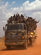 SPLA-tropper på vei fra Bentiu til Heglig (Foto: ADRIANE OHANESIAN/Afp) SPLA-tropper på vei fra Bentiu til Heglig (Foto: ADRIANE OHANESIAN/Afp)