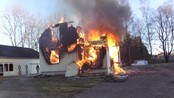 Husbrann i Re - Et bolighus brenner i Re i Vestfold. Ingen personer skal ha vært i huset da brannen startet.