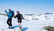 Oppe på topp-platået. Hurrungane i bakgrunnen.