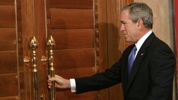 Bush tar feil dør (Foto: PAUL J. RICHARDS/AFP) Bush tar feil dør (Foto: PAUL J. RICHARDS/AFP)
