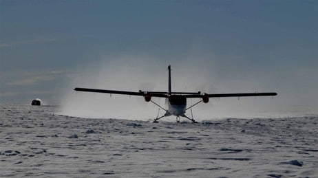 Twin Otter lander i antarktis (Foto: Jan-Gunnar Winther/Norsk Polarinstitutt) Twin Otter lander i antarktis (Foto: Jan-Gunnar Winther/Norsk Polarinstitutt)