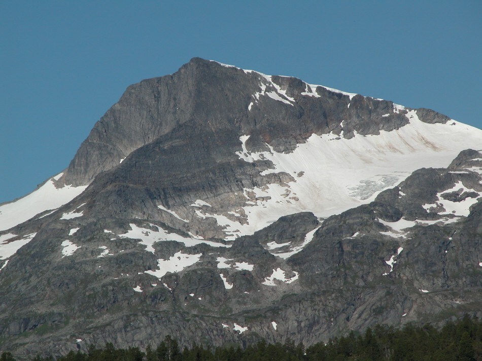 Snota 1669 moh sett fra Trollheimshytta. Toppen er selve ikonet på dette fjellområdet