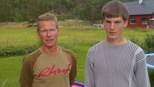 Einar Blikra (t.v.) og Kjetil Ruud fann bjørnespor i Krundalen. (Foto: MMS-foto:Asgeir Reksnes/NRK) Einar Blikra (t.v.) og Kjetil Ruud fann bjørnespor i Krundalen. (Foto: MMS-foto:Asgeir Reksnes/NRK)