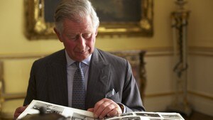 Prins Charles hyllar mor si, dronning Elizabeth II