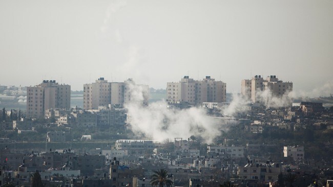 Røyk stiger fra raketter som er sendt opp av militante palestinere på Gazastripen mot Israel (Foto: AMIR COHEN/Reuters) Røyk stiger fra raketter som er sendt opp av militante palestinere på Gazastripen mot Israel (Foto: AMIR COHEN/Reuters)