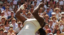 Serena i sigersrus (Foto: ADRIAN DENNIS/Afp) Serena i sigersrus (Foto: ADRIAN DENNIS/Afp)