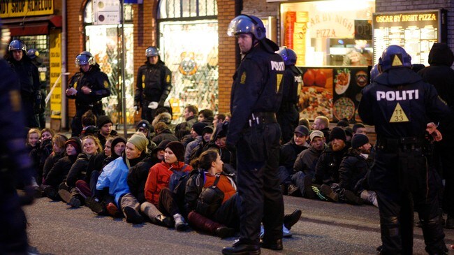 Arrresterte demonstranter (Foto: Christian Charisius /Scanpix/AP) Arrresterte demonstranter (Foto: Christian Charisius /Scanpix/AP)