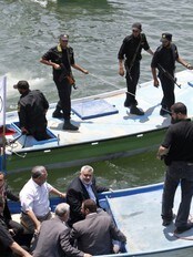 Ismail Haniyeh blir eskortert ut i båt. (Foto: MAHMUD HAMS/Afp) Ismail Haniyeh blir eskortert ut i båt. (Foto: MAHMUD HAMS/Afp)