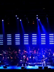 Kringkastingsorkestret på scenen i Oslo Spektrum sammen med Vamp i 2006. (Foto: Johannessen, Sara/SCANPIX)