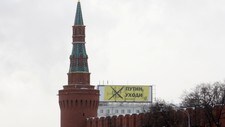 Anti-Putin banner ved Kreml i Moskva (Foto: DENIS SINYAKOV/Reuters)
