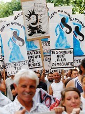 Demonstrasjon i Nantes (Foto: STEPHANE MAHE/Reuters) Demonstrasjon i Nantes (Foto: STEPHANE MAHE/Reuters)