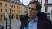 Sympati frå drapsmannen - Mannen som er dømd for Aksla-drapet vurderer no om han skal anke forvaringsdommen på 21 år. Samstundes seier forsvaren at 24-åringen vil ta omsyn til ønskja frå foreldra til den drepne kvinna om ei rask avslutning av saka.