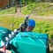 ZIP-LINE: Totalt er det 900 meter med zip-line i parken. Følelsen av å fly fremkaller et fornøyd glis hos Emma.