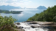 Veien oppover byr på storslått utsikt over øyriket i Gildeskål