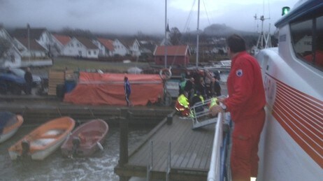 Mann falt i sjøen ved Jelsa (Foto: Magnus Stokka/NRK) Mann falt i sjøen ved Jelsa (Foto: Magnus Stokka/NRK)