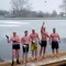 En gruppe menn poserer etter å ha tatt en iskald dukkert i Hampstead Heath i London 5. februar.