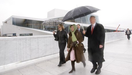 Dronning Sonja på taket av operaen (Scanpix) Dronning Sonja på taket av operaen (Scanpix)