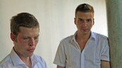 Joshua French og Tjostolv Moland utenfor rettslokalet i Kisangani.