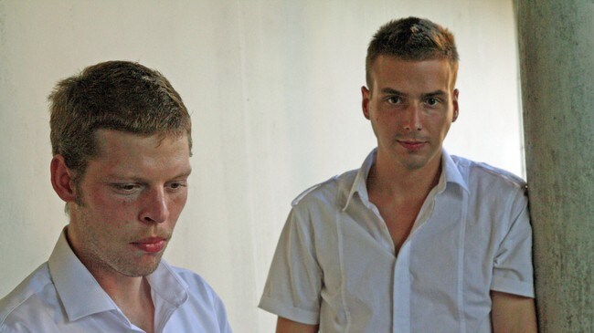 Joshua French og Tjostolv Moland utenfor rettslokalet i Kisangani. (Foto: Kristian Aanensen/NRK) Joshua French og Tjostolv Moland utenfor rettslokalet i Kisangani. (Foto: Kristian Aanensen/NRK)