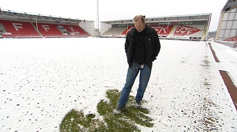 Fredrikstad stadion i snødrakt, Tromod Hermansen (Foto: Jan Kenneth Bråten/NRK)