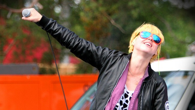 Surferosa-vokalist Mariann Thomassen. (Foto: Silje Ese Haugen/NRK) Surferosa-vokalist Mariann Thomassen. (Foto: Silje Ese Haugen/NRK)