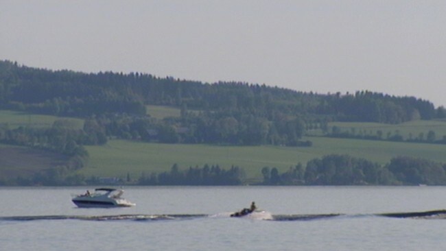 Båt på Mjøsa (Foto: Bjørn Opsahl/NRK) Båt på Mjøsa (Foto: Bjørn Opsahl/NRK)