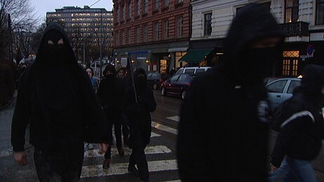 Maskerte demonstranter (Foto: Åsmund Hasli/NRK) Maskerte demonstranter (Foto: Åsmund Hasli/NRK)