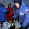 Ousland skjenker champagne til brudefølget.