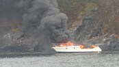 Dramatisk båtbrann på Romsdalsfjorden - Ein cabincruiser byrja å brenne på Romsdalsfjorden like over klokka 12.30 fredag 10. mai. Ein far og tre 10 år gamle søner måtte hoppe i sjøen. Her ser ein båten i full fyr. Dei fire som var om bord hadde allereie blitt plukka opp. VIDEO: Webjørn Remme, matros på Tiderose.