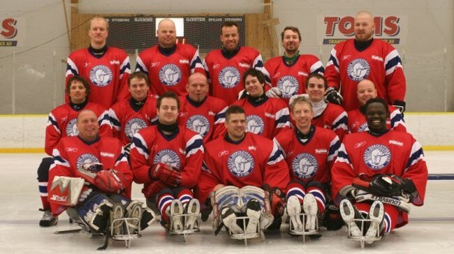 Landslaget i kjelkehockey (Foto: kjelkehockey.no) Landslaget i kjelkehockey (Foto: kjelkehockey.no)