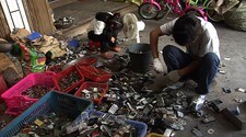 Mobilarbeidere i Guiyu, Kina (Foto: NRK) Mobilarbeidere i Guiyu, Kina (Foto: NRK)