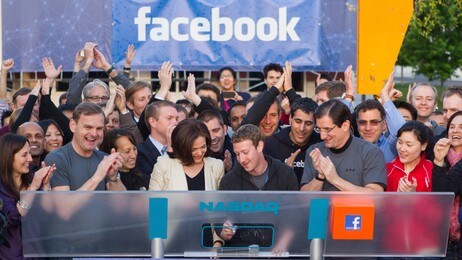 FACEBOOK/ Handout photo of Facebook Chief Executive Mark Zuckerberg ringing Nasdaq's opening bell in Menlo Park (Foto: FACEBOOK/NTB Scanpix) FACEBOOK/ Handout photo of Facebook Chief Executive Mark Zuckerberg ringing Nasdaq's opening bell in Menlo Park (Foto: FACEBOOK/NTB Scanpix)
