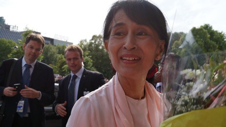 Aung San Suu Kyi smilte bredt i Oslo (Foto: Rupa Barua/Privat) Aung San Suu Kyi smilte bredt i Oslo (Foto: Rupa Barua/Privat)