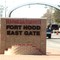 Østinngangen ved Fort Hood - militærbasen hvor minst 12 personer er drept i en skytetragedie 
