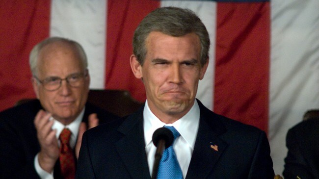 Richard Dreyfuss og Josh Brolin i 'W.'. (Foto: Foto/Copyright: Nordisk Film Distribusjon AS) Richard Dreyfuss og Josh Brolin i 'W.'. (Foto: Foto/Copyright: Nordisk Film Distribusjon AS)