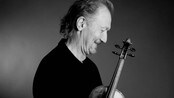 Ove Larsen har tatt doktorgrad i folkemusikk, og er primus motor i Nesna-gruppa 'dr. Larsen'. (Foto: Ketil Born)