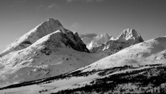 Himmeltind i Lofoten byr på bratte fjellsider og flott nedkjøring på nordvestsiden.