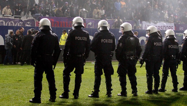 Politi på Austria-banen (Foto: Robert Zolles/Scanpix/Reuters)